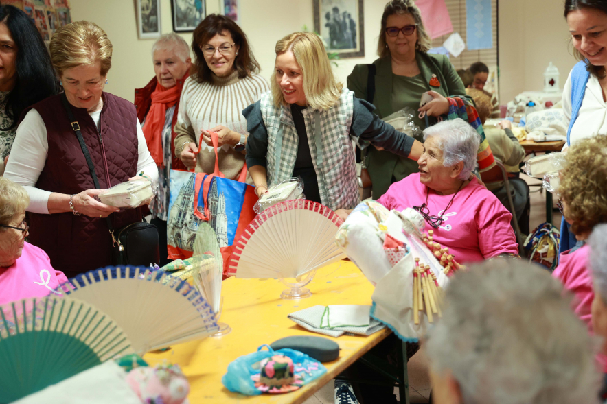 XX Encuentro de Bordadoras y Encajeras, alcaldesa con participantes