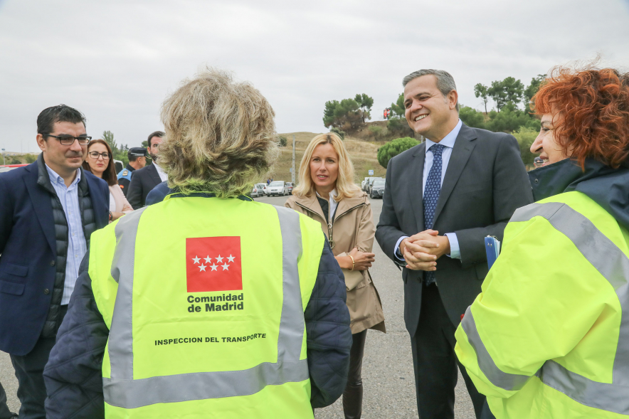 Presentación campaña regional de inspección de autobuses de transporte escolar, alcaldesa y consejero con inspectoras