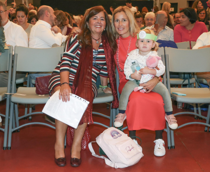 Concierto "Mis queridos años 80", alcaldesa con presentadora