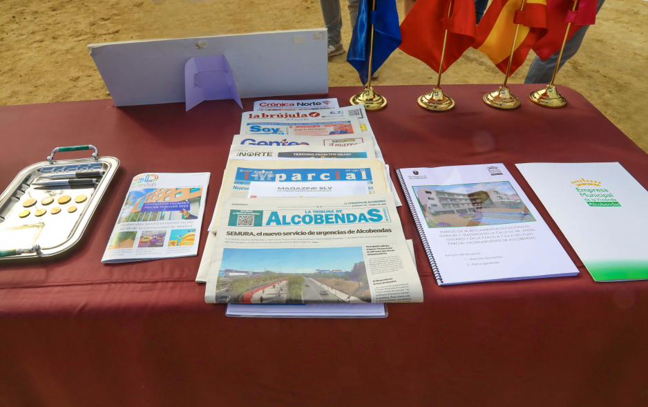 Colocación de la primera piedra de 36 nuevos alojamientos dotacionales,  objetos para meter en la urna
