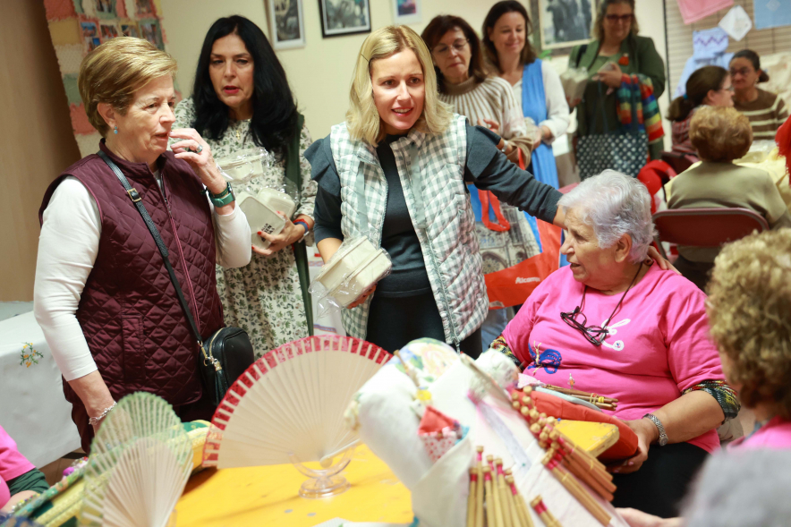 XX Encuentro de Bordadoras y Encajeras, alcaldesa con participantes