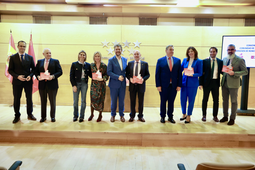 Firma del convenio para la coordinación, impulso y desarrollo de Atención al Ciudadano en los municipios madrileños, alcaldesa con premiados