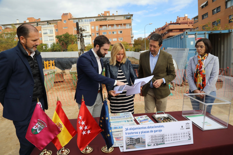 Colocación de la primera piedra de 36 nuevos alojamientos dotacionales, autoridades viendo el proyecto