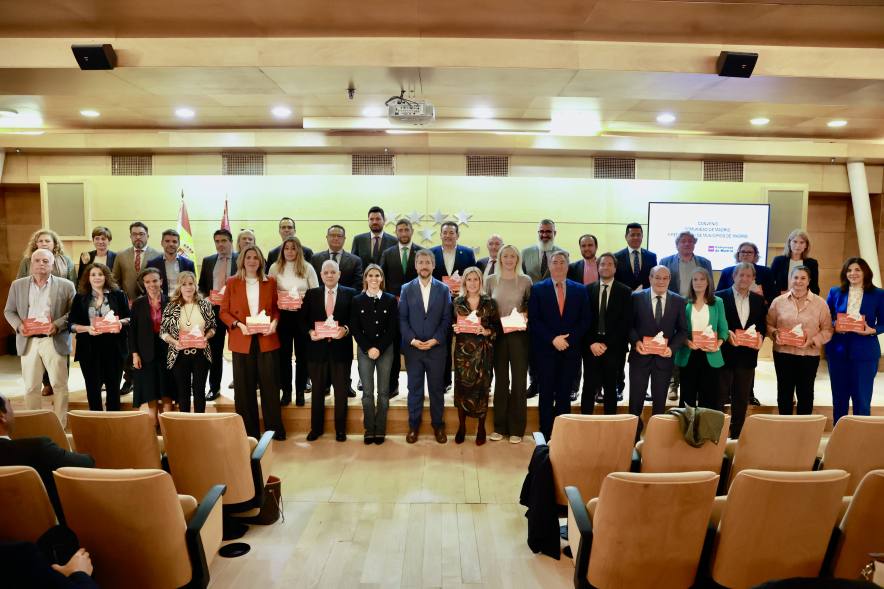 Firma del convenio para la coordinación, impulso y desarrollo de Atención al Ciudadano en los municipios madrileños, foto de familia