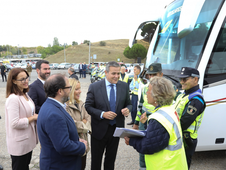 Presentación campaña regional de inspección de autobuses de transporte escolar, autoridades y cuerpos de seguridad