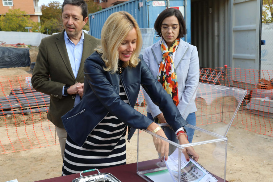 Colocación de la primera piedra de 36 nuevos alojamientos dotacionales, alcaldesa introduciendo proyecto en urna