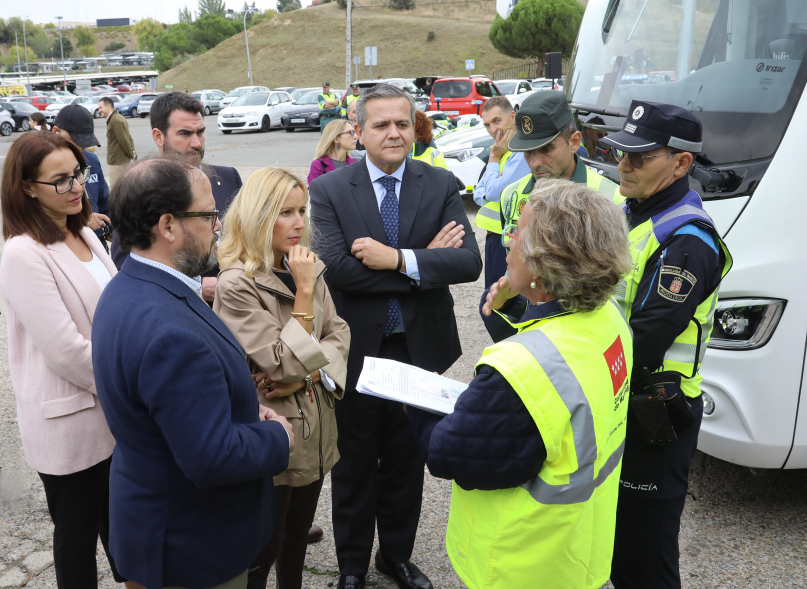 Presentación campaña regional de inspección de autobuses de transporte escolar, autoridades y cuerpos de seguridad
