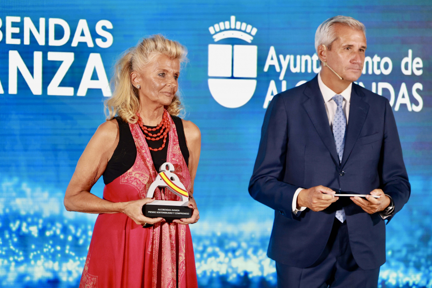 Entrega de los "Premios Alcobendas Avanza", Isabel Tocino con presentador