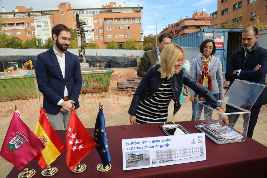 Colocación de la primera piedra de 36 nuevos alojamientos dotacionales, introducción objetos en urna