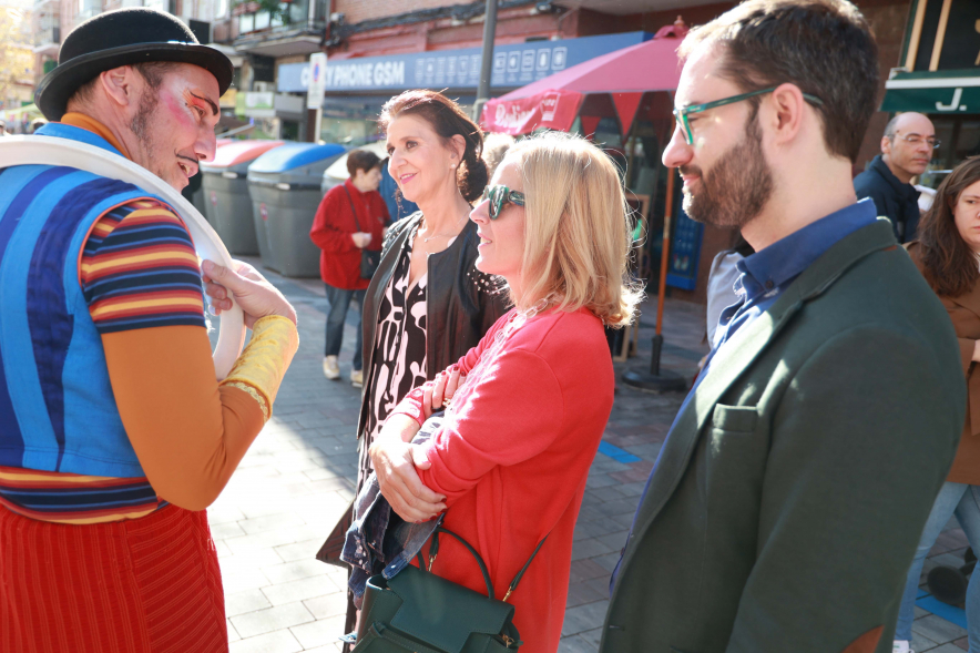 Comercios Mágicos, alcaldesa y concejales con animador de calle