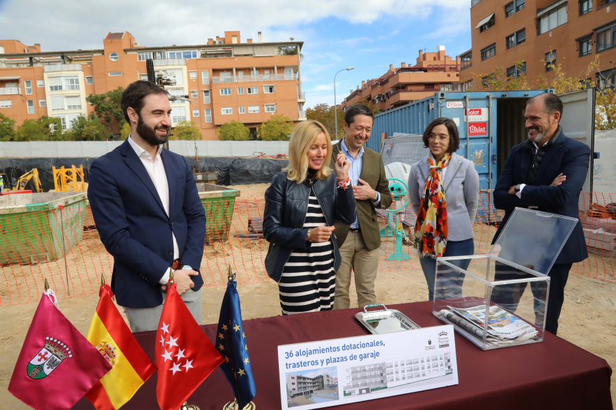 Colocación de la primera piedra de 36 nuevos alojamientos dotacionales, introducción llaves en urna