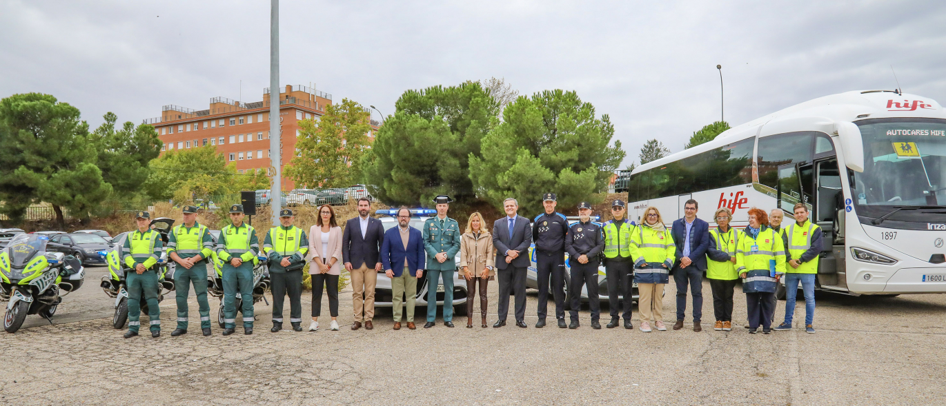 Presentación campaña regional de inspección de autobuses de transporte escolar, fotografía de familia con cuerpos de seguridad