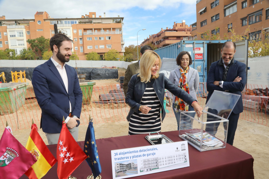 Colocación de la primera piedra de 36 nuevos alojamientos dotacionales, alcaldesa introduciendo llaves en la urna