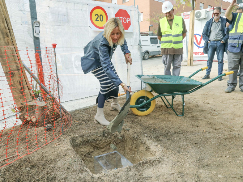 Colocación de la primera piedra de 36 nuevos alojamientos dotacionales, alcaldesa con pala