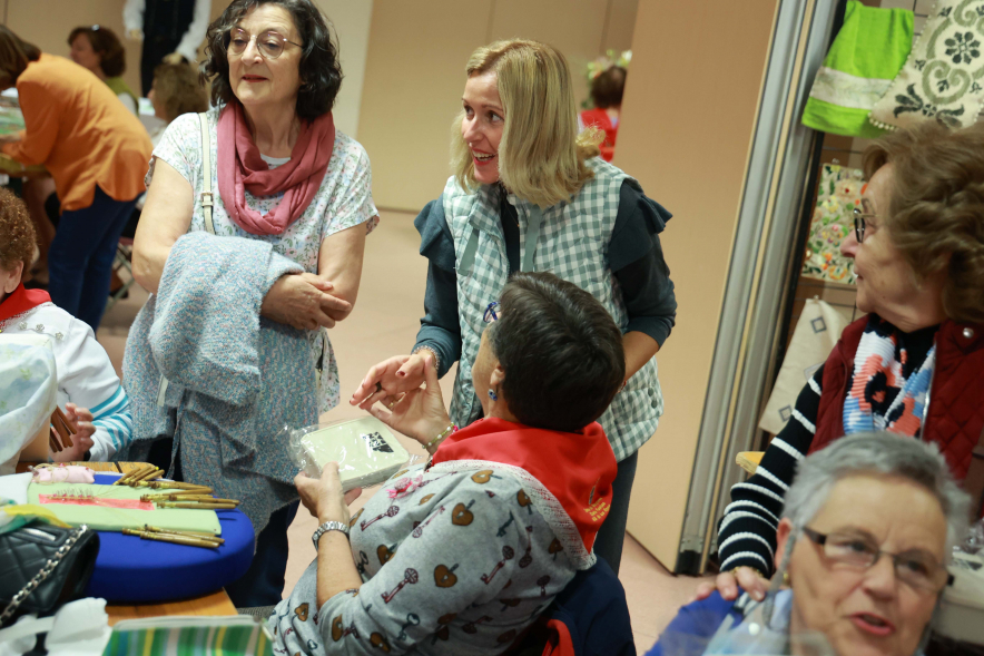 XX Encuentro de Bordadoras y Encajeras, alcaldesa con participantes
