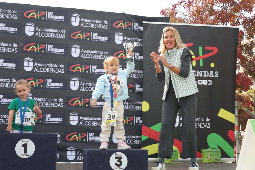 XXXIV Milla Escolar, alcaldesa entregando trofeos
