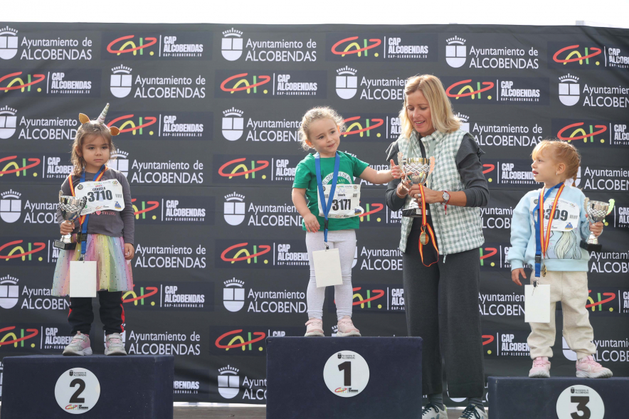 XXXIV Milla Escolar, alcaldesa entregando trofeos