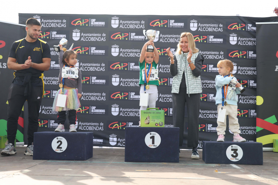 XXXIV Milla Escolar, alcaldesa entregando trofeos