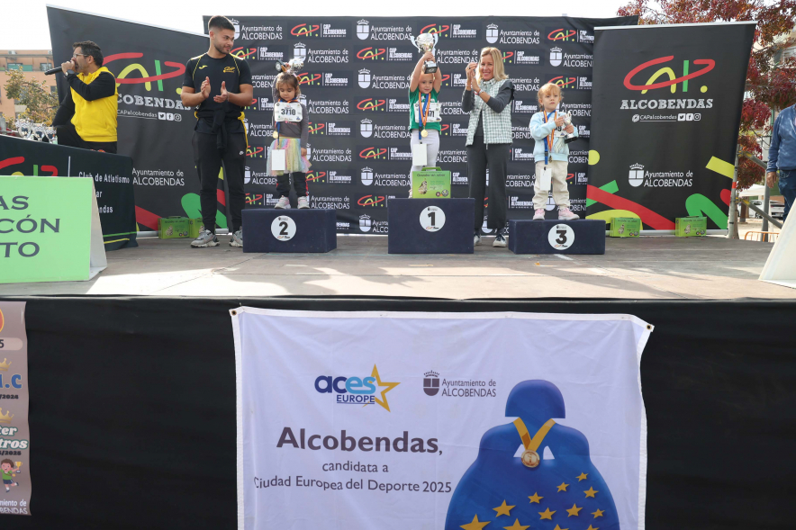 XXXIV Milla Escolar, alcaldesa entregando trofeos