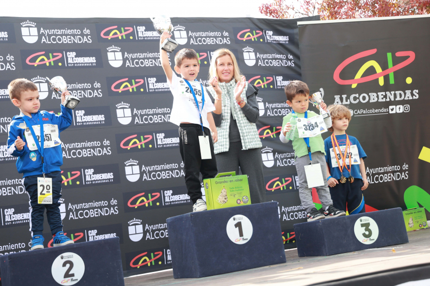XXXIV Milla Escolar, alcaldesa entregando trofeos