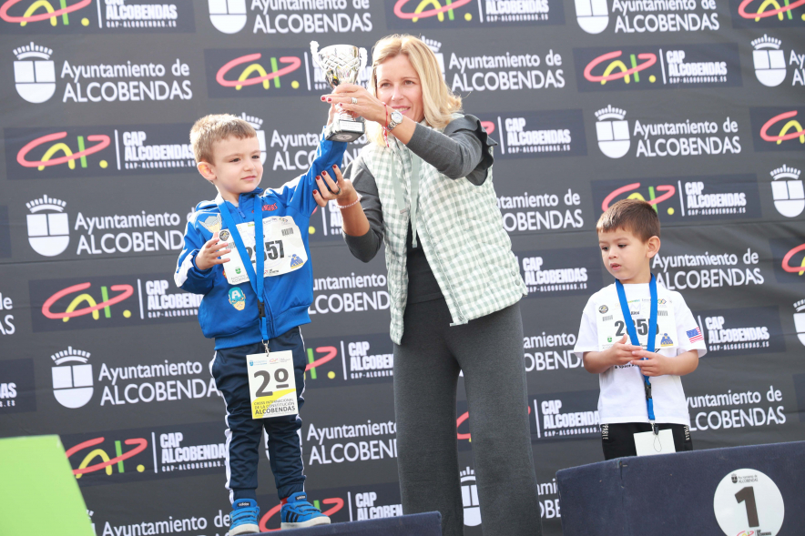 XXXIV Milla Escolar, alcaldesa entregando trofeos