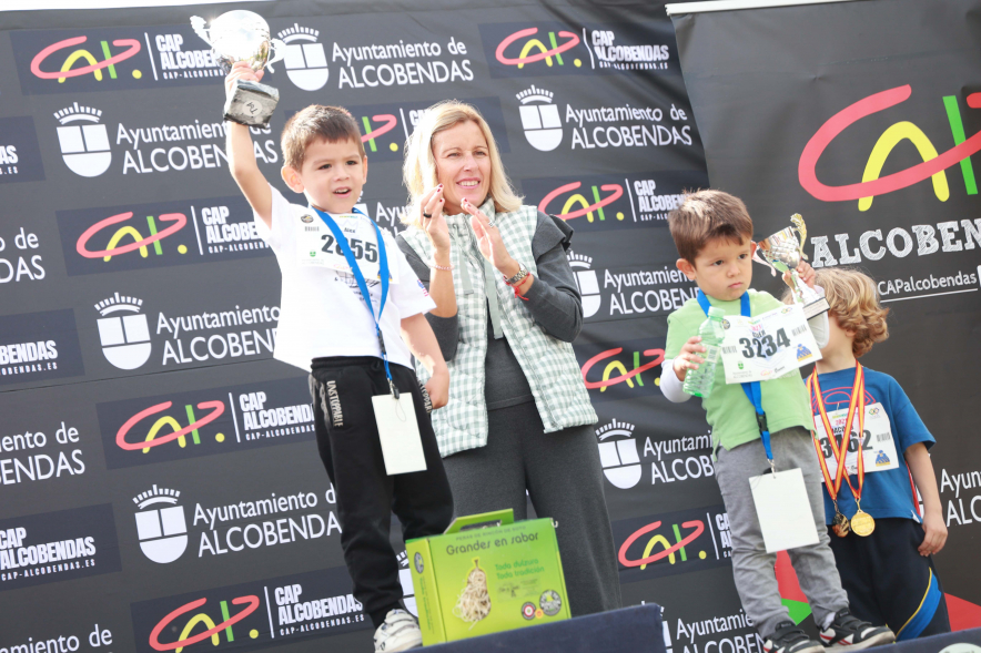 XXXIV Milla Escolar, alcaldesa entregando trofeos