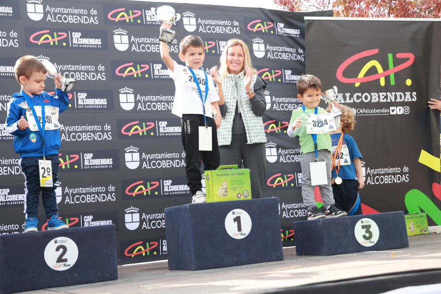 XXXIV Milla Escolar,, alcaldesa entregando trofeos