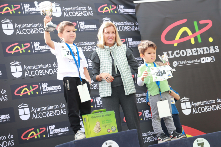 XXXIV Milla Escolar, alcaldesa entregando trofeos