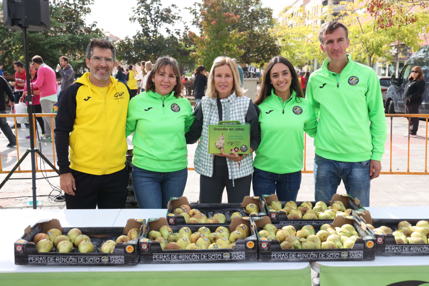 XXXIV Milla Escolar, alcaldesa posando con miembro del CAP y miembros de peras de Rincón de Soto