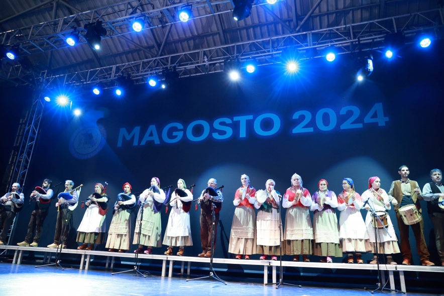 Celebración de la fiesta del Magosto, grupo  de música y baile regional tocando