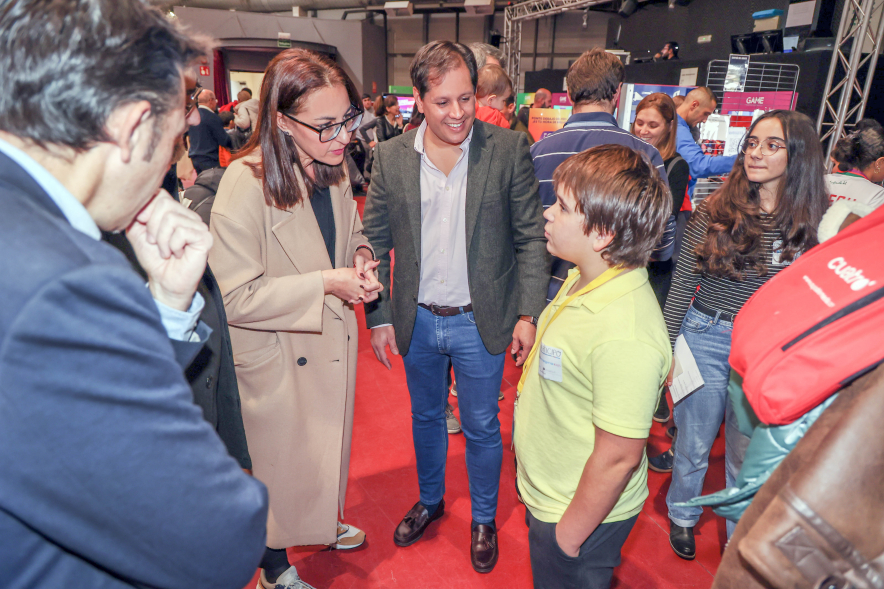 Gran Fiesta del Día Universal de la Infancia, concejales hablando con los niños