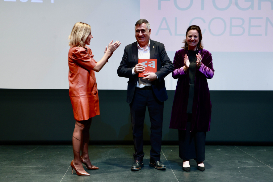Entrega VIII Premio Internacional de Fotografía Alcobendas a Gervasio  Sánchez, entrega premio