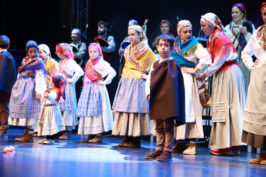 Celebración de la fiesta del Magosto, grupo de música y baile regional en el escenario