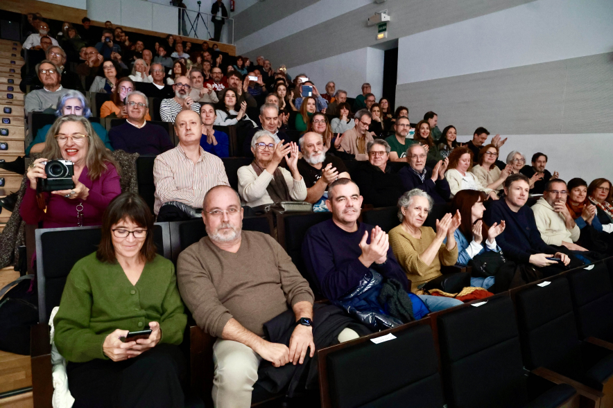 Entrega VIII Premio Internacional de Fotografía Alcobendas a Gervasio  Sánchez, aplausos 