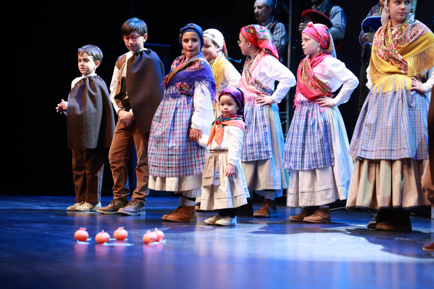 Celebración de la fiesta del Magosto, niños del grupo de música y baile regional en el escenario