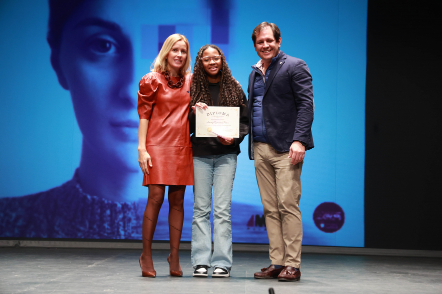 Jornada "Pon Fin"entrega diploma