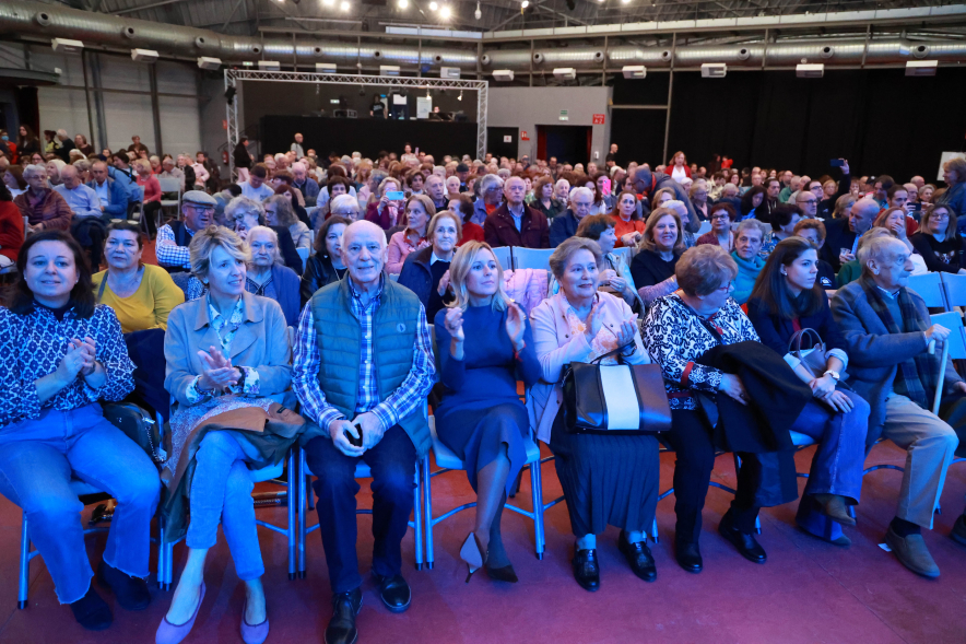 Celebración de la fiesta del Magosto, aplausos alcaldesa y concejalas 