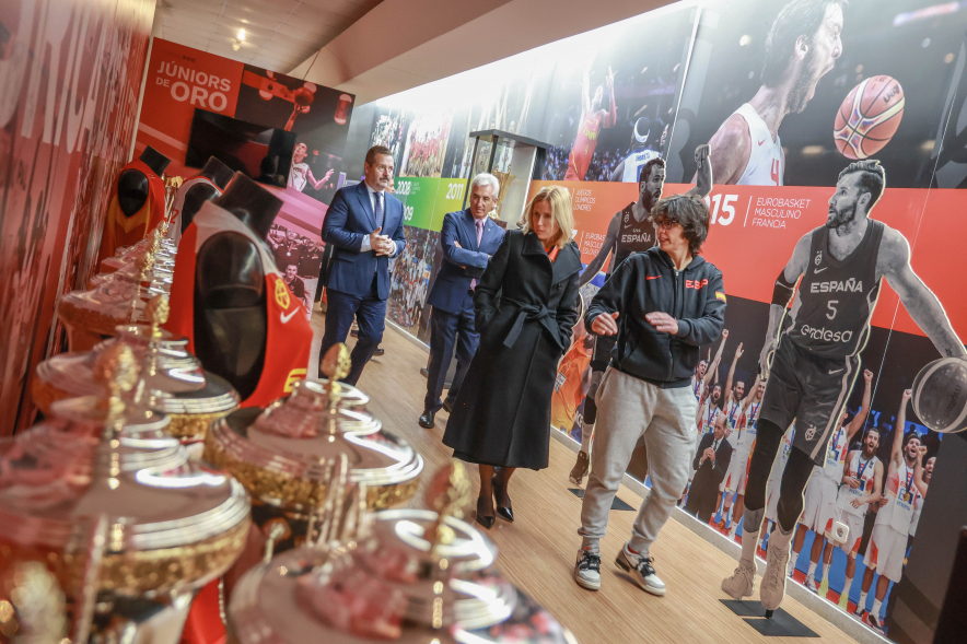 Firma de Protocolo para la Colaboración  en Actividades Deportivas, visita museo FEB