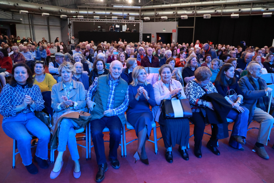 Celebración de la fiesta del Magosto, aplausos alcaldesa y concejalas entre el público