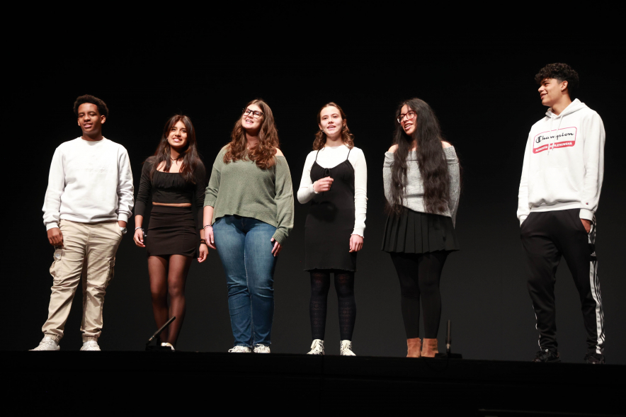Jornada "Pon Fin" alumnos en el escenario