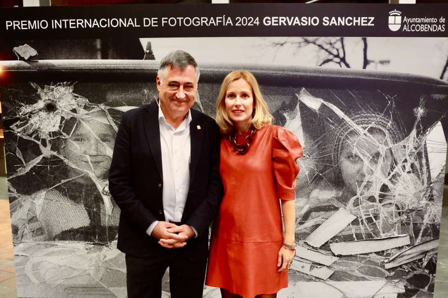 Entrega VIII Premio Internacional de Fotografía Alcobendas a Gervasio  Sánchez, posado