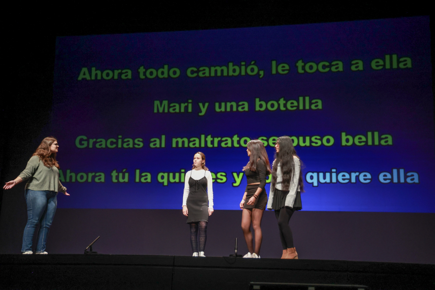 Jornada "Pon Fin", alumnos en el escenario