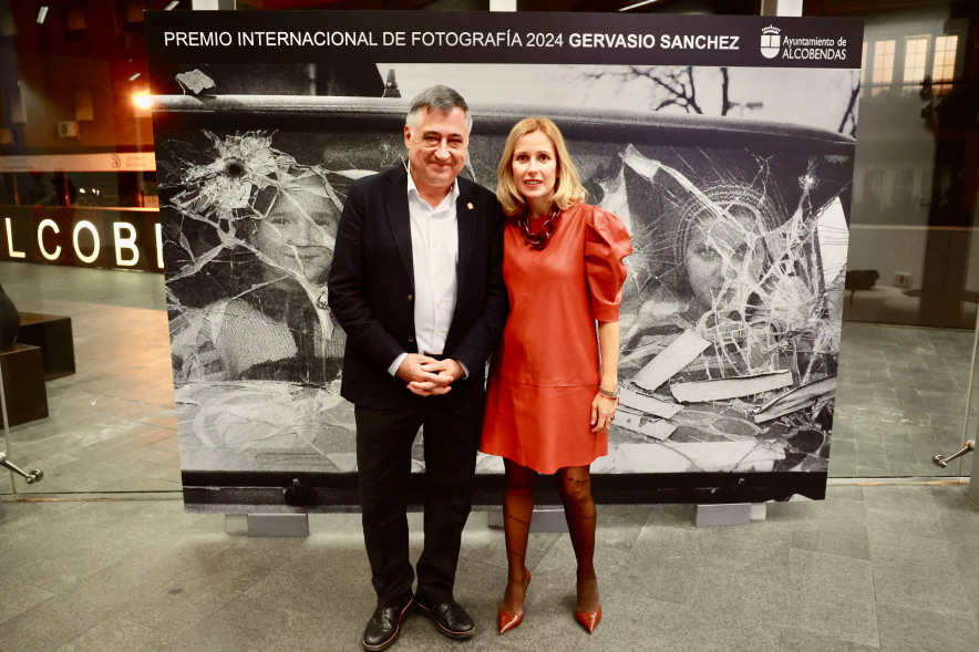 Entrega VIII Premio Internacional de Fotografía Alcobendas a Gervasio  Sánchez, posado