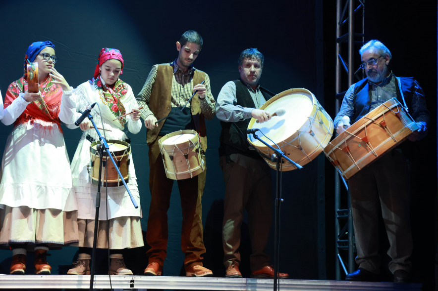 Celebración de la fiesta del Magosto, grupo de música regional tocando