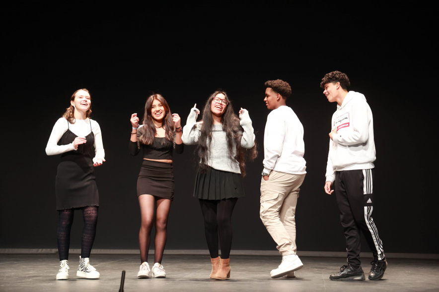 Jornada "Pon Fin", alumnos en el escenario