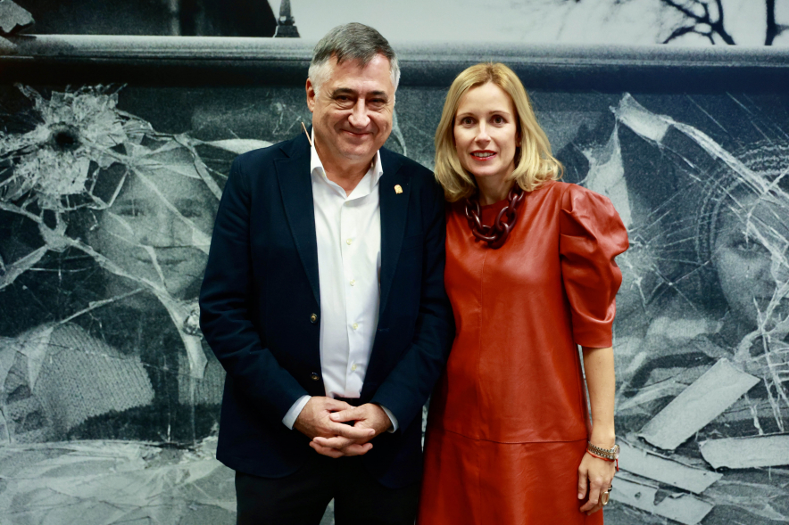 Entrega VIII Premio Internacional de Fotografía Alcobendas a Gervasio  Sánchez, posado