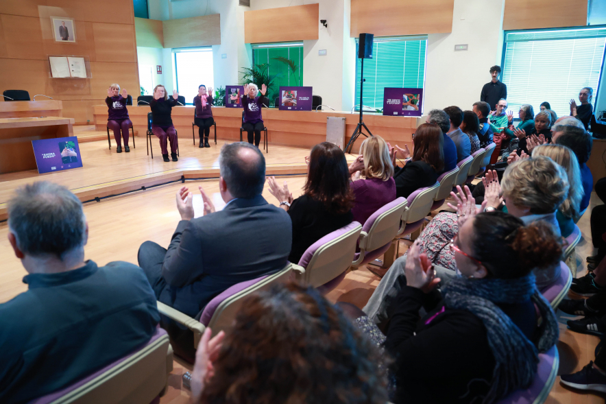 Lectura de manifiesto contra la violencia de género, performance