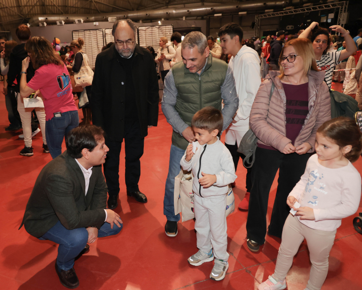 Gran Fiesta del Día Universal de la Infancia, concejal hablando con niños