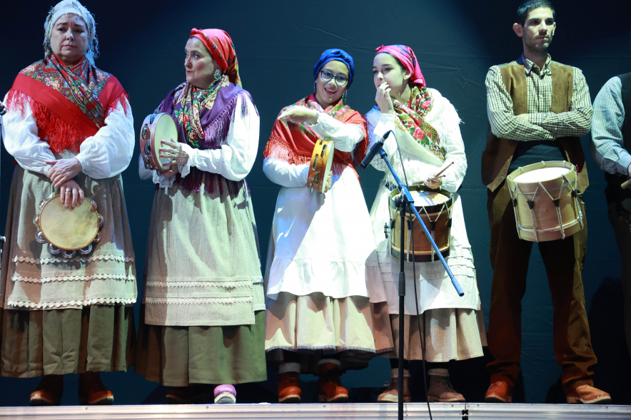 Celebración de la fiesta del Magosto, grupo de música regional en el escenario