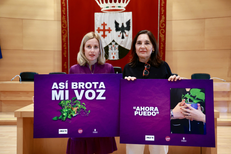 Lectura de manifiesto contra la violencia de género, alcaldesa y concejala mostrando campaña